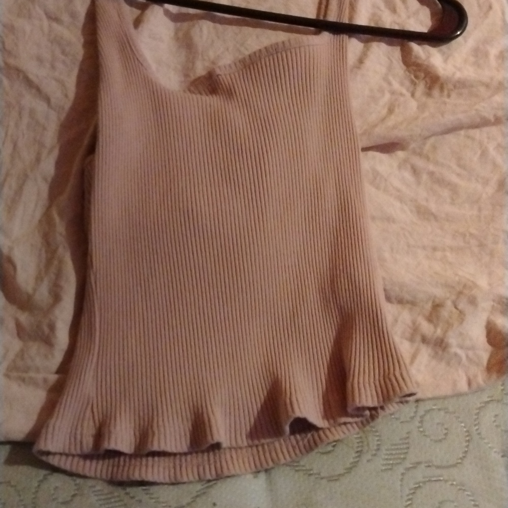 She in backless out neck square top